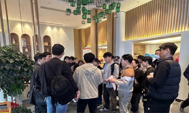 현장 중심의 시장 안내 경험 이미지 1